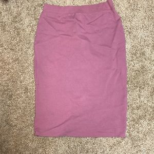 Fitted stretchy skirt pencil style